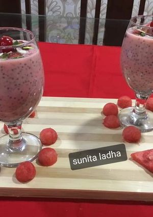 रोज़ वाटरमेलन ड्रिंक (rose watermelon drink recipe in Hindi) रेसिपी मुख्य फोटो
