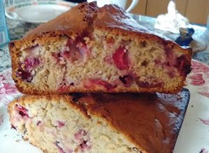Una foto de Pan de banana y fresas (cambur, plátano, frutillas)