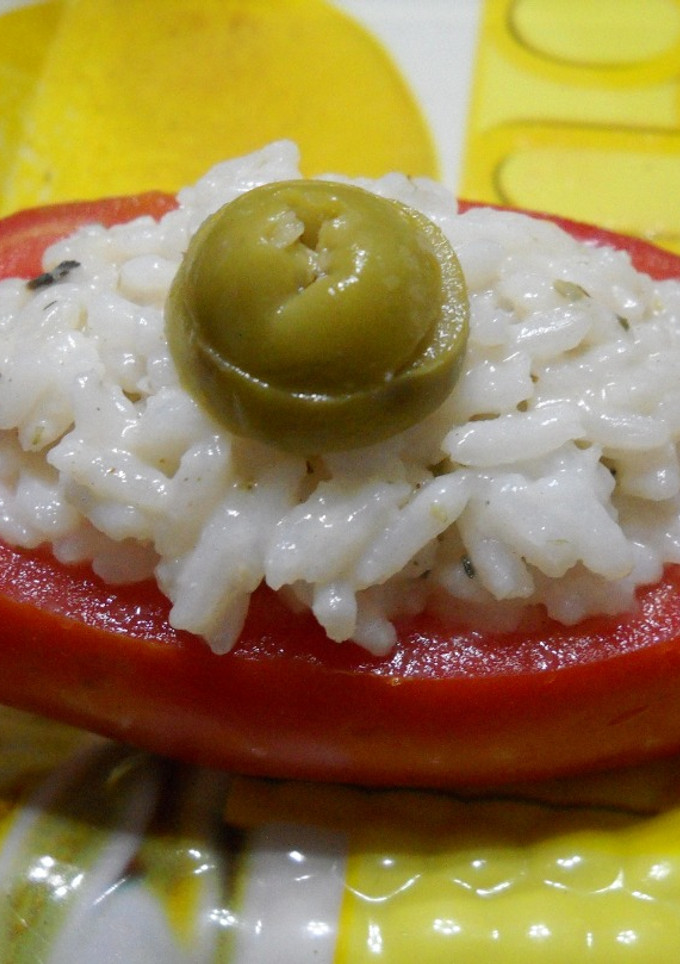 Una foto de Tomates rellenos de arroz, con y sin atun (sin mayonesa)
