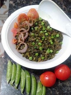 प्याजी द बथुआ मटर साग(pyaji di bathua matar saag recipe in Hindi) रेसिपी मुख्य फोटो