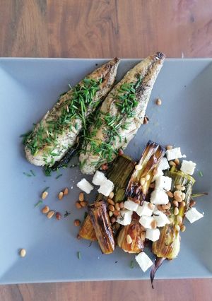 Une photo de Poireaux caramélisés à la feta et au pignons de pins - maquereau