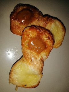 Una foto de Facturas con dulce de leche y crema