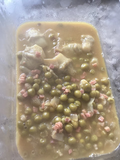 Una foto de Guisantes con alcachofas y jamón