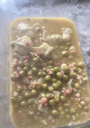 Una foto de Guisantes con alcachofas y jamón