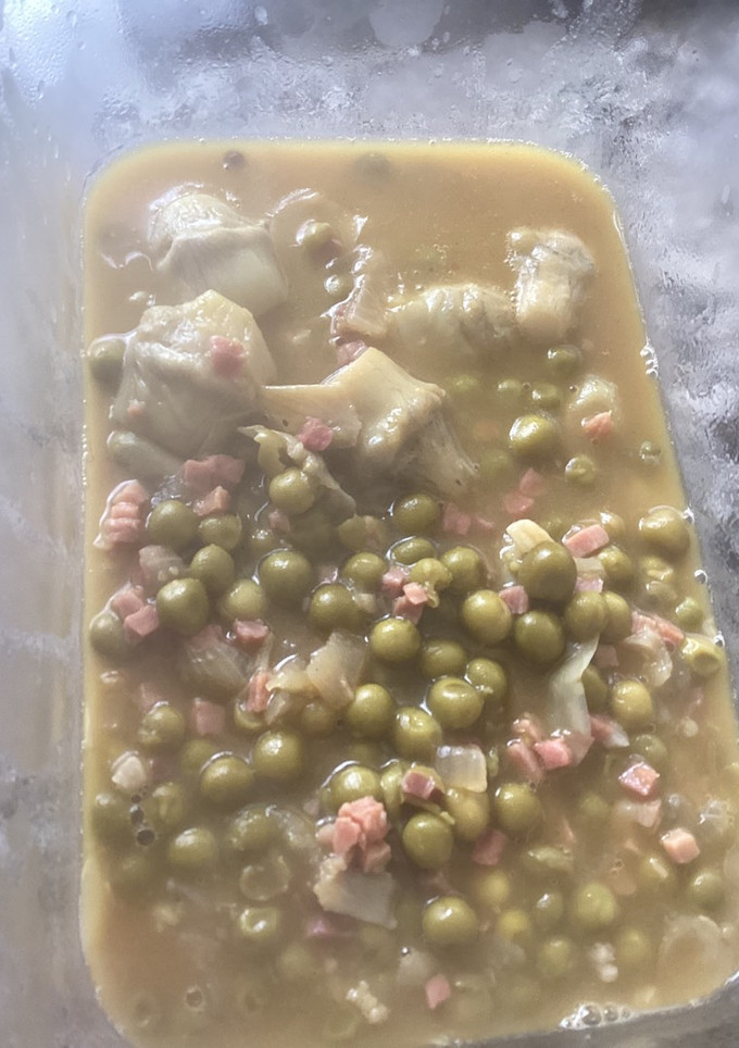 Una foto de Guisantes con alcachofas y jamón