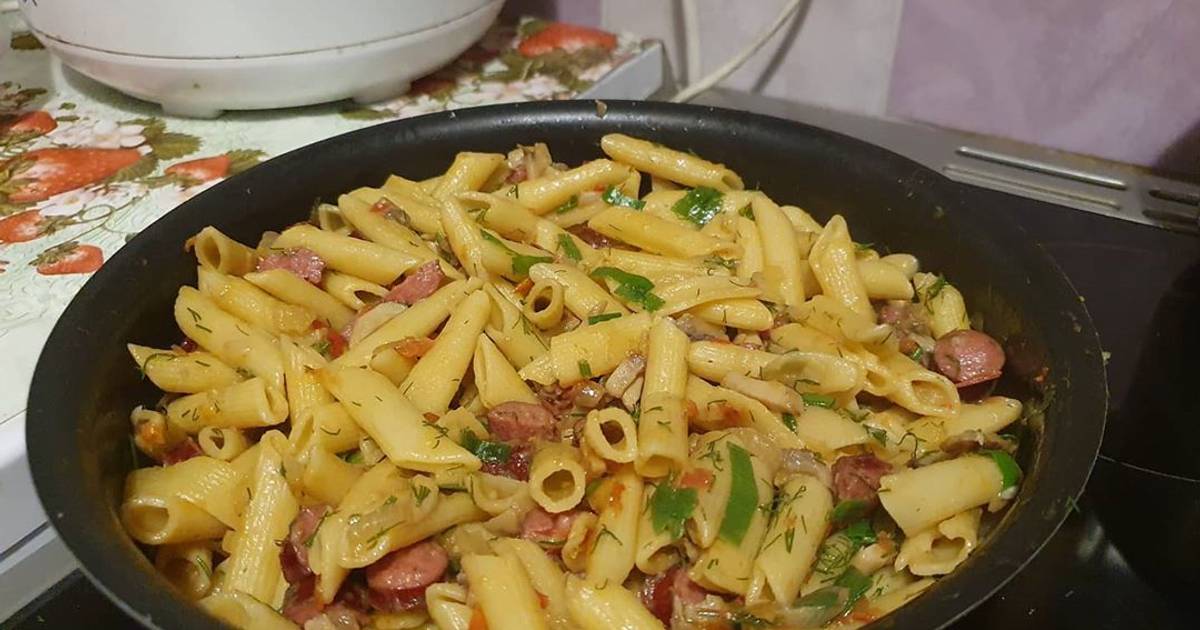 Макароны с колбасой и луком на сковороде. Макароны с колбасой и луком на сковороде