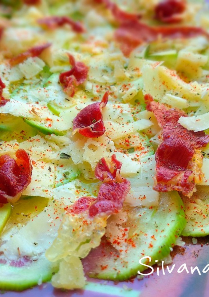 Una foto de 42.🥒Carpaccio de calabacín, parmesano y crujiente de ibérico