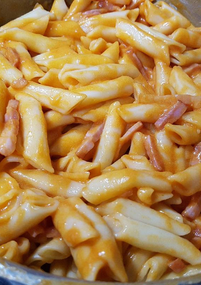 Una foto de Macarrones con Bacon, Tomate y Queso!!🍝😋