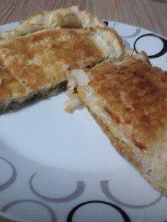 Una foto de Hojaldre mixto con acelgas, atún y queso, y con atún y aceitunas