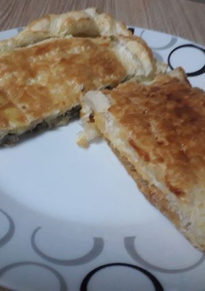 Una foto de Hojaldre mixto con acelgas, atún y queso, y con atún y aceitunas
