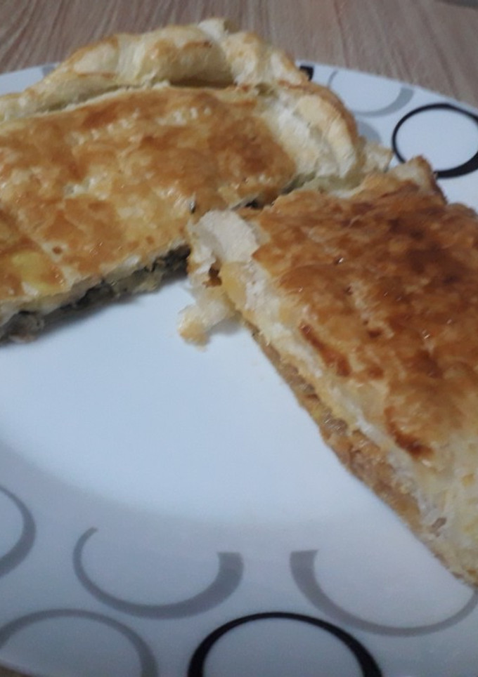 Una foto de Hojaldre mixto con acelgas, atún y queso, y con atún y aceitunas