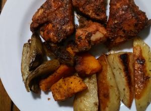 Una foto de Pollo 🍗 al pimentón y limón 🍋 con mix de vegetales al horno