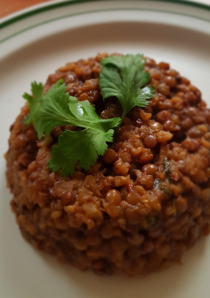Una foto de Arroz integral con lentejas y chile ancho
