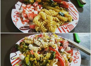 Una foto de Fideos vegetales y sashimi