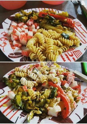 Una foto de Fideos vegetales y sashimi