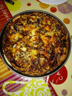 Una foto de Pizza especial de pollo y champiñones picante