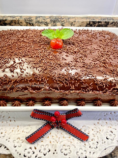 Una foto de Pastel de zanahoria relleno con coco y cobertura de chocolate