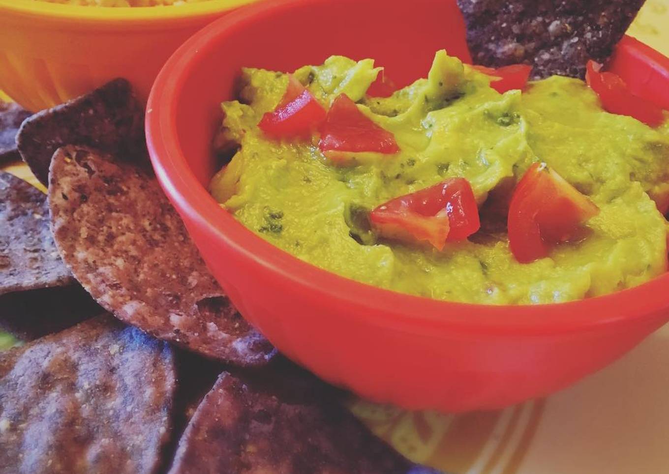 Guacamole with Tomatoes (Mexico style)