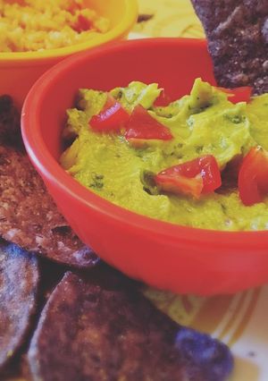 A picture of Guacamole with Tomatoes (Mexico style).