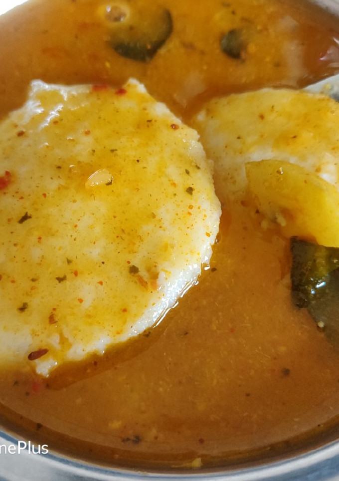 A picture of Idli sambhar.