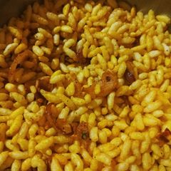 A picture of Roasted Puffed Rice with caramelized onions.