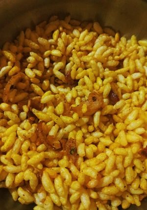 A picture of Roasted Puffed Rice with caramelized onions.