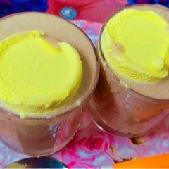 A picture of Chikoo milkshake with butterscotch ice cream.