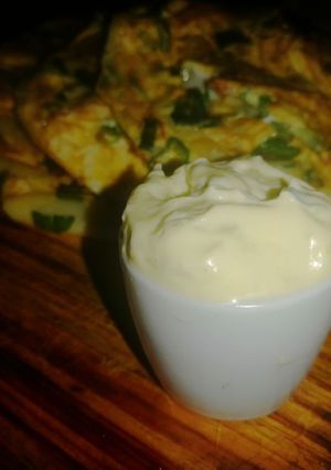 Una foto de Dip de mayonesa, ajo y cebolla de verdeo