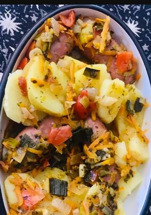 Una foto de CHORIZOS DE CERDO (rellenos de morrón🫑🌶 y provolone🧀) AL VERMOUTH 🥓🥘🥓
