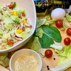Caesar salad🥬🥚🧀🍅🥗 A picture of Caesar salad🥬🥚🧀🍅🥗.
