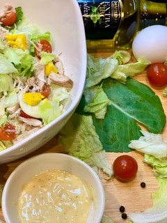 A picture of Caesar salad🥬🥚🧀🍅🥗.