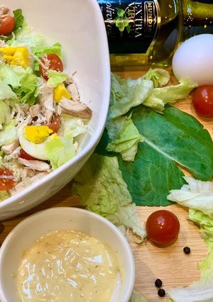 A picture of Caesar salad🥬🥚🧀🍅🥗.