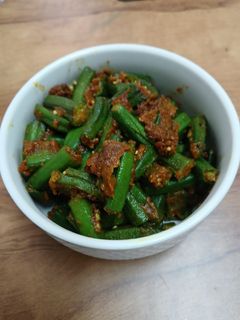 बेसन भिंडी मसाला(besan bhindi masala) रेसिपी मुख्य फोटो