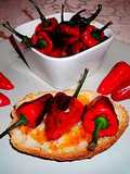 Tostada con mini pimientos picantes fritos