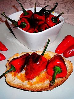 Una foto de Tostada con mini pimientos picantes fritos