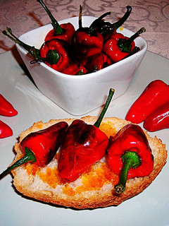 Una foto de Tostada con mini pimientos picantes fritos