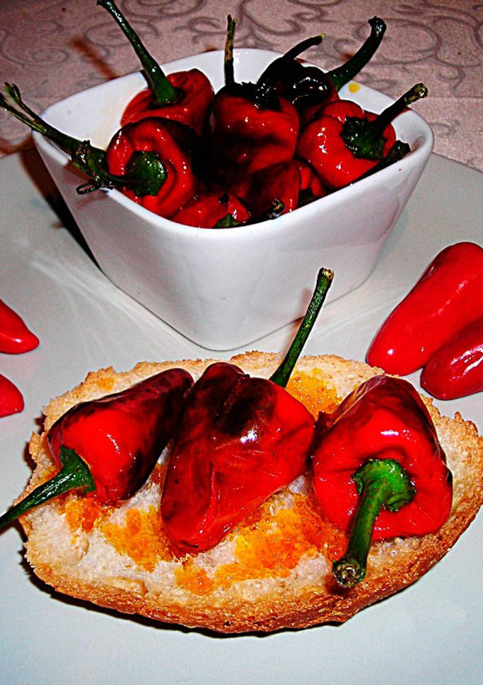 Una foto de Tostada con mini pimientos picantes fritos