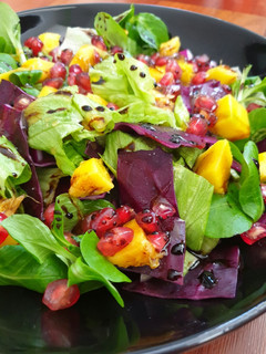 Una foto de Ensalada con granada y mango
