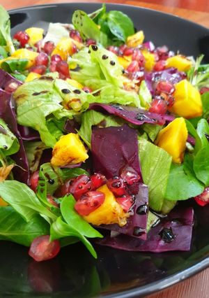 Una foto de Ensalada con granada y mango