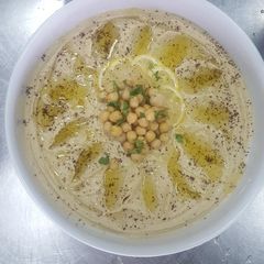 A picture of Hummus (arabian checkpeas mezze).