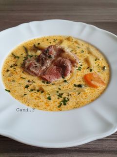 O poză a rețetei Ciorbică ardelenească de păstăi cu costiță afumată, și smântâna.