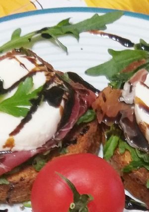 O poză a rețetei Crostini cu jambon serrano și mozzarella.