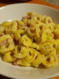 Una foto de Tortellini con carne y algunos ingredientes más 🤤