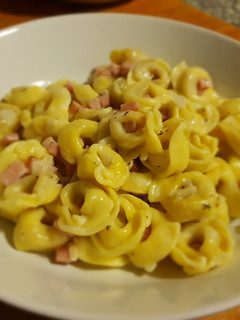 Una foto de Tortellini con carne y algunos ingredientes más 🤤