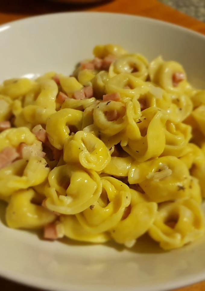 Una foto de Tortellini con carne y algunos ingredientes más 🤤