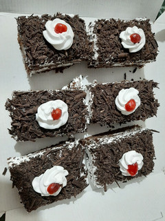 ब्लैक फॉरेस्ट पेस्ट्री (Black forest pastry recipe in Hindi) रेसिपी मुख्य फोटो