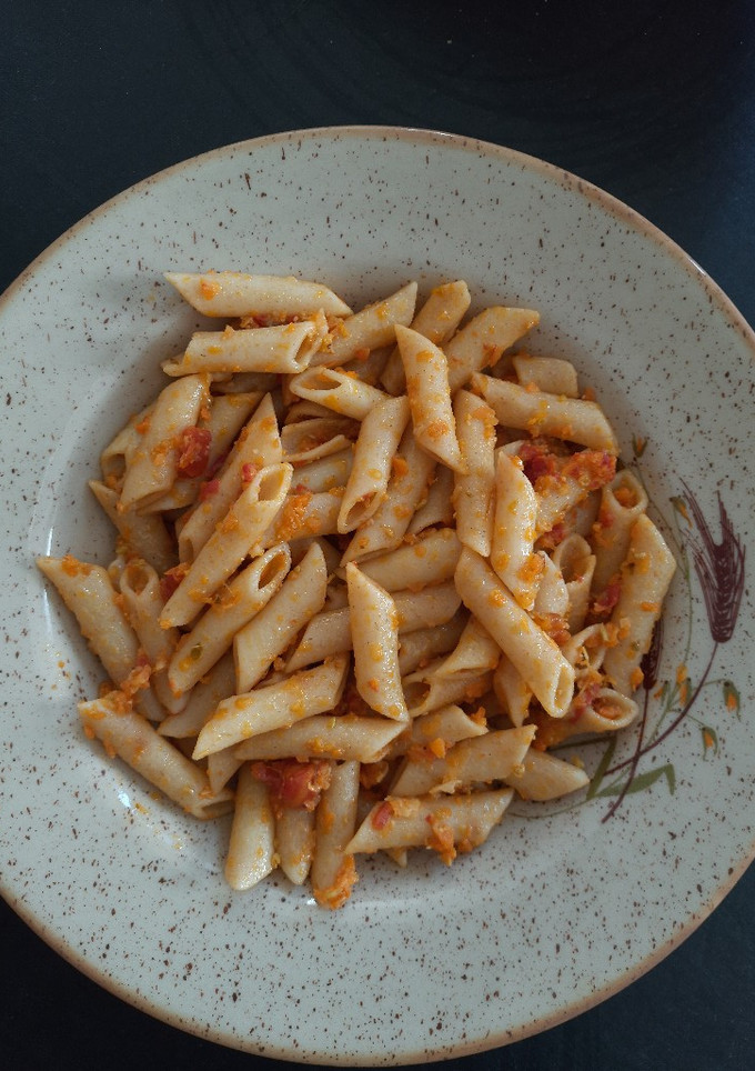 Una foto de Macarrones integrales con boloñesa vegetal