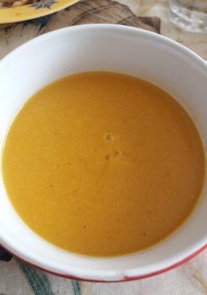 Una foto de Sopa lentejas rojas y zanahoria🥕