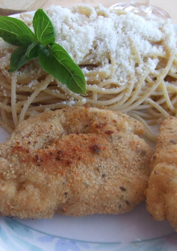 Una foto de Pollo con rebozado doble con spaghetti a la albahaca