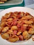 Salchichas de viena al tomate con fideos caracol
